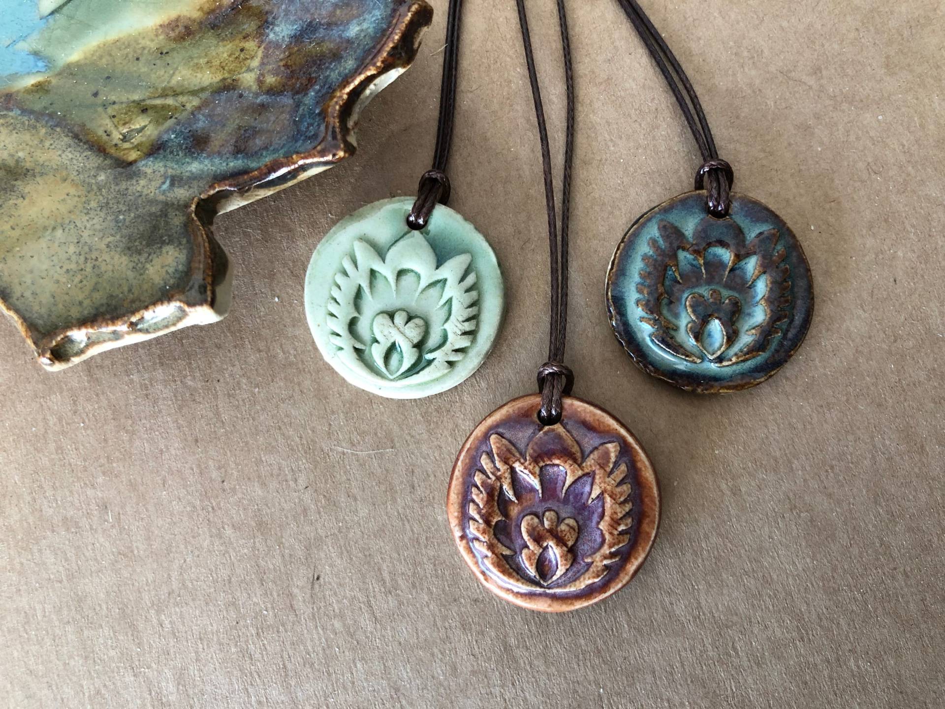 Keramik Folklore Kette Handgemachter Anhänger, Verstellbar An Kordel Keramik Folklore Kette Handgemachter Anhänger, Verstellbar An Kordel von CeramiLu
