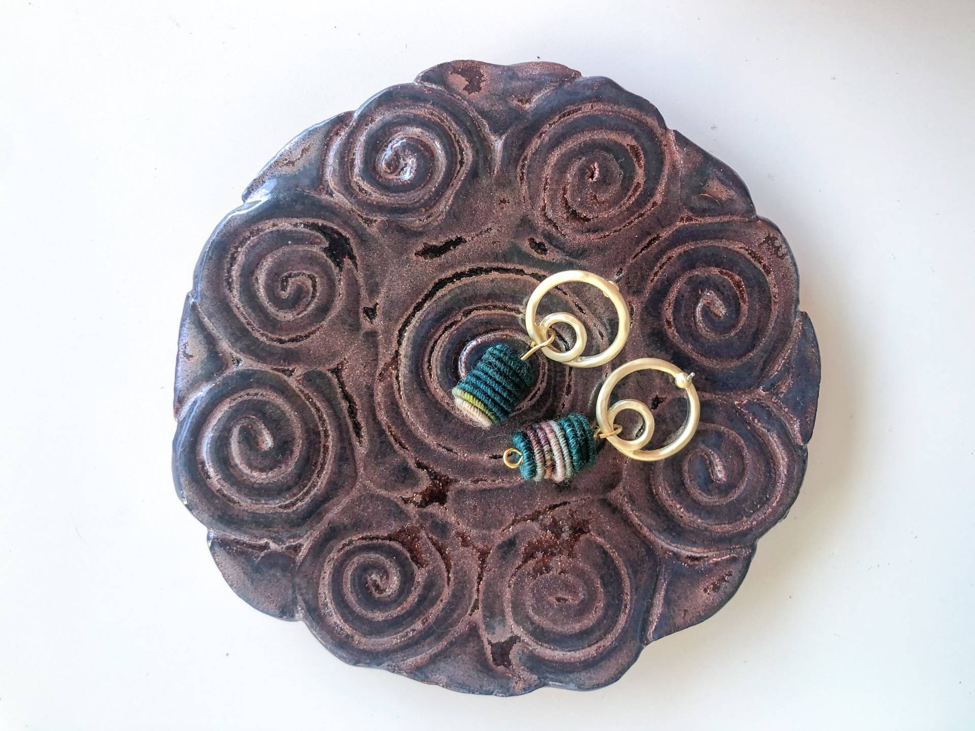 Keramik Ringschale | Handgetöpferte Schweiz Dekoratives Spiral Schmuck Tablett von CeramiLu