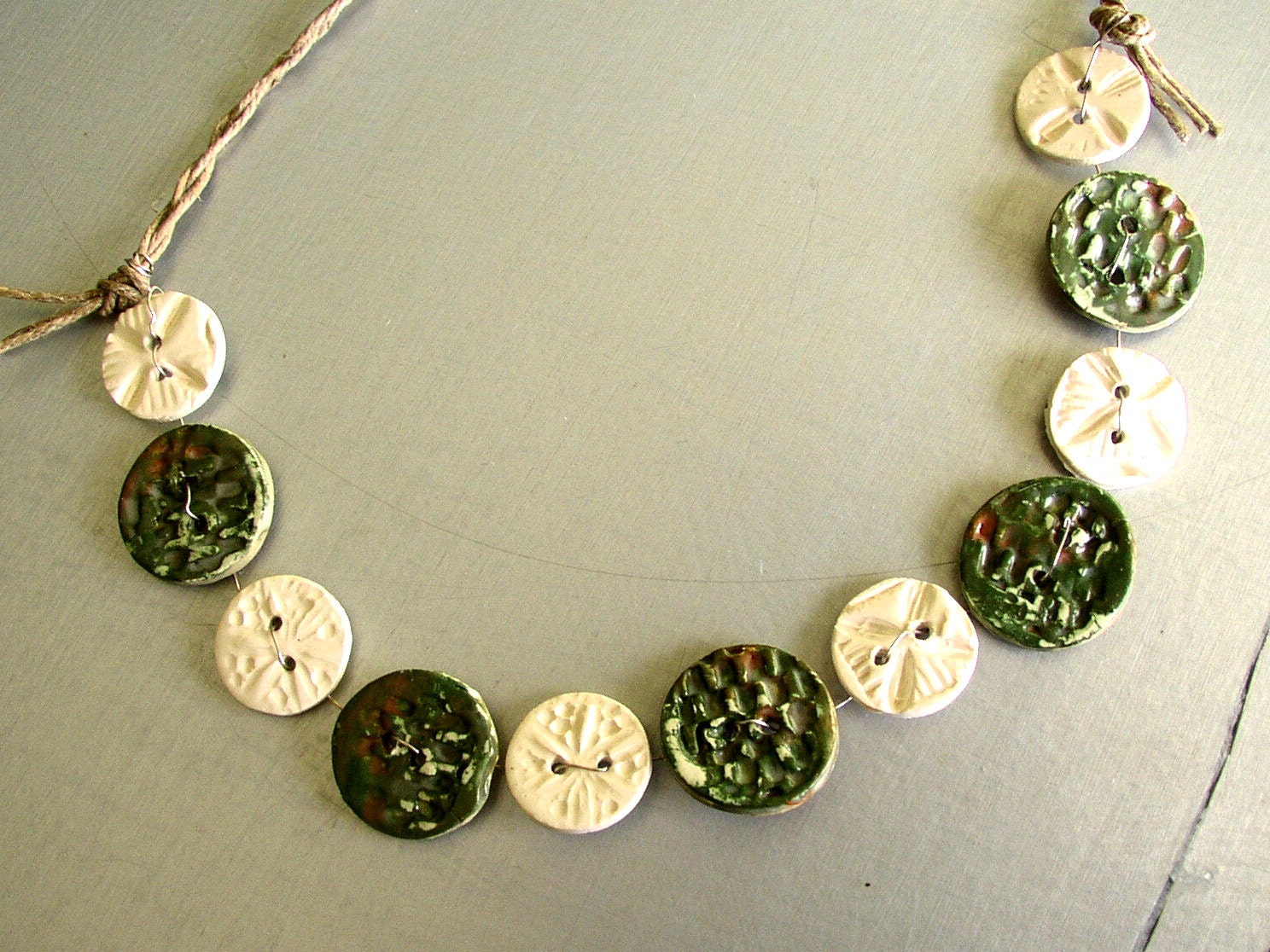 Halskette Schmuck Funky Buttons Kordel Grün Weiß Halskette Schmuck Funky Buttons Kordel Grün Weiß von CeramicsFloorcloths