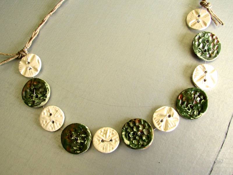 Halskette Schmuck Funky Buttons Kordel Grün Weiß von CeramicsFloorcloths