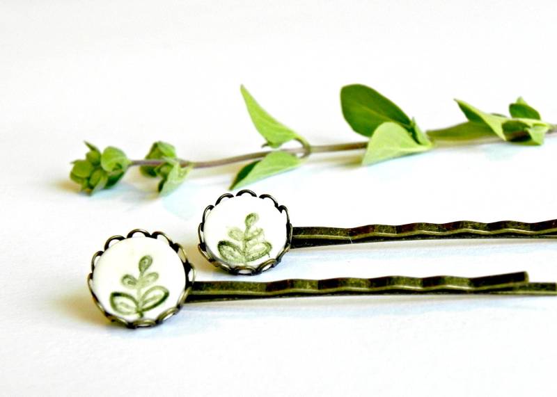 2 Keramik Bobby Pins Grün Blätter Weiß Porzellan Antik Bronze Spitze Rundes Tablett Gerade Haarspangen von Ceraminic