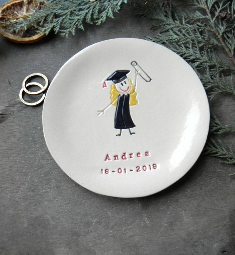 Personalisierte Graduierung Keramik Platte, Bildung Andenken, Klasse Von 2019 Geschenk, Glückliches Mädchen Mit Hut Ooak Kerzenhalter von Ceraminic