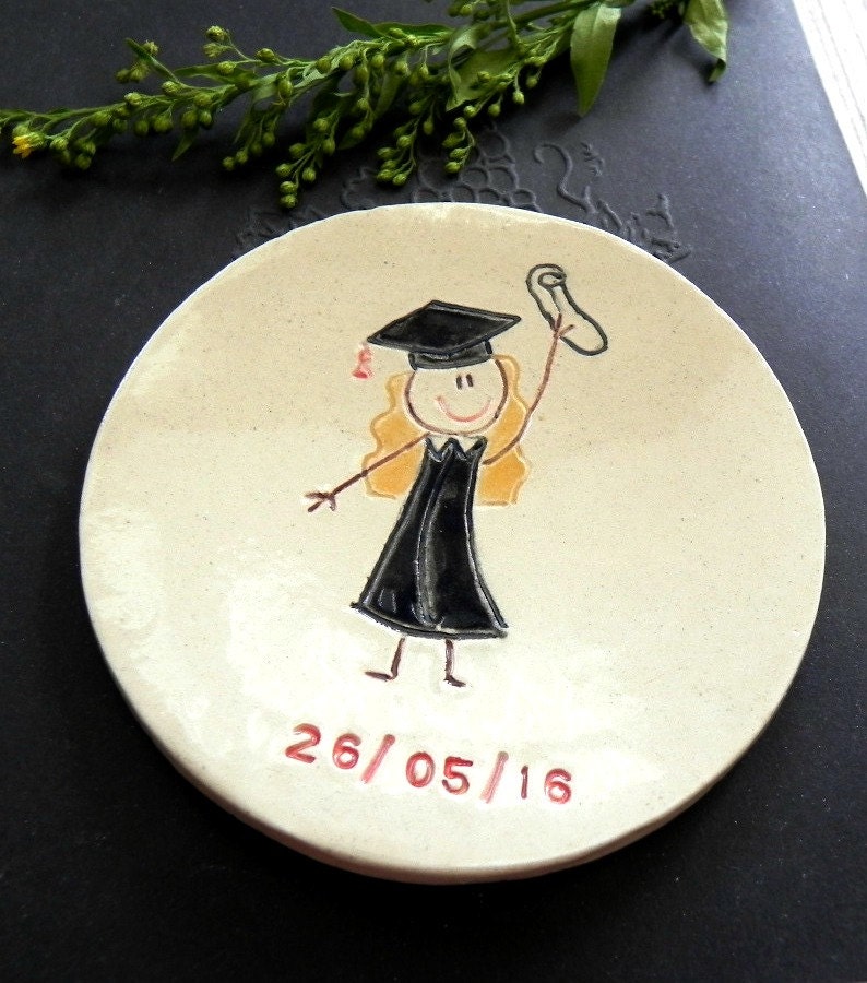 Personalisierte Graduierung Keramik Ringschale, Kleine Platte, Blonde Mädchen Mit Hut Ooak Kerzenhalter von Ceraminic