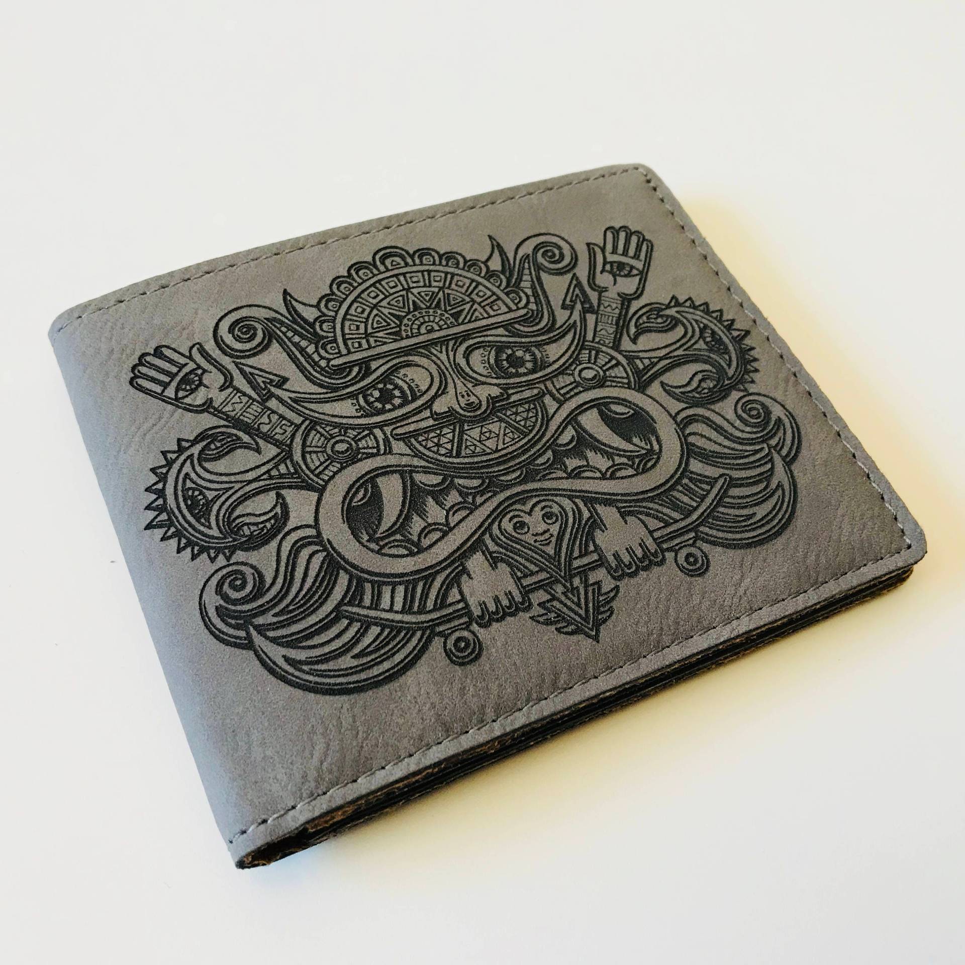 Chris Dyer Brieftasche - Weiches Und Haltbares Veganes Leder Laser Graviert Mit "El Necio" Design Von Street Art Chirbegriffe." Chris Dyer Brieftasche - Weiches Und Haltbares Veganes Leder Laser Graviert Mit "El Necio" Design Von Street Art Chirbegriffe." von CerebralConcepts