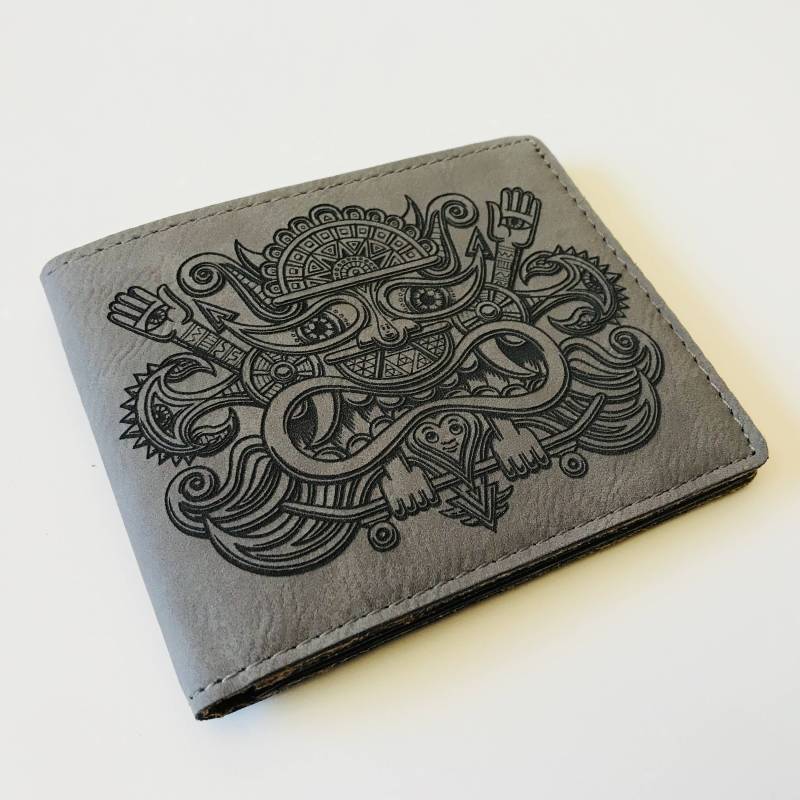 Chris Dyer Brieftasche - Weiches Und Haltbares Veganes Leder Laser Graviert Mit "El Necio" Design Von Street Art Chirbegriffe." Chris Dyer Brieftasche - Weiches Und Haltbares Veganes Leder Laser Graviert Mit "El Necio" Design Von Street Art Chirbegriffe." von CerebralConcepts
