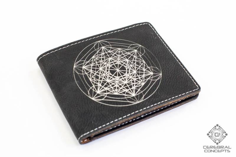 Metatrons Würfel Geldbörse - Weiches, Langlebiges Veganes Leder Laser Graviert Mit "Metatrons Rad" Design Der Heiligen Geometrie Geschenk Für Freund von CerebralConcepts