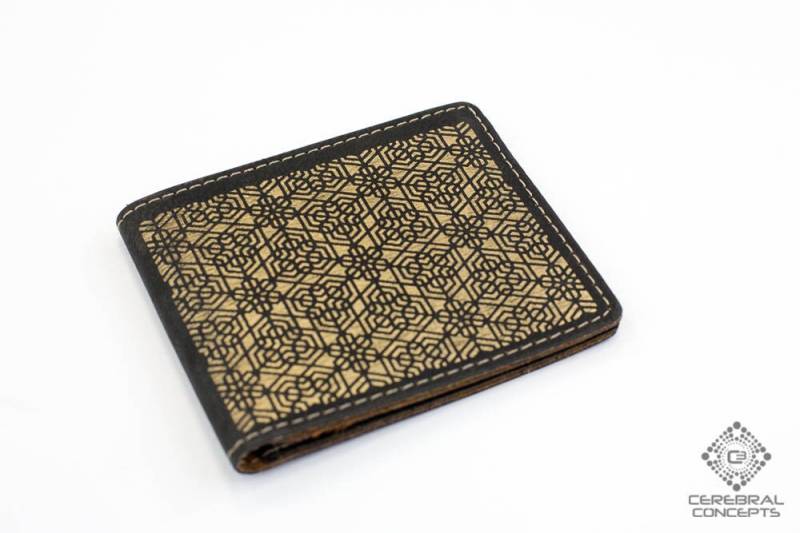 Portemonnaie - Veganes Leder Lasergraviert Mit "Angularity" Design By Generate Art Heilige Geometrie Kunst Weihnachtsgeschenk von CerebralConcepts