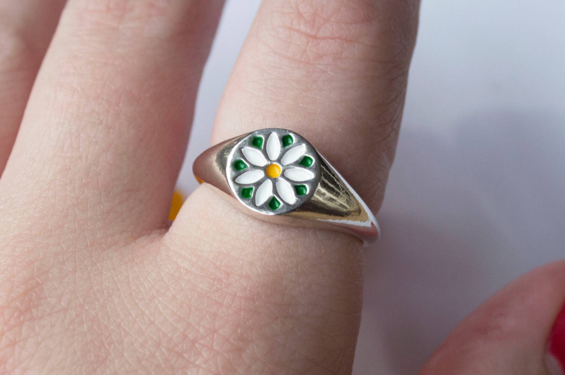 Gänseblümchen Siegelring, Blumen Gravierter Ring, Zierlicher Blumenring, Benutzerdefinierte Sterling Silber Siegelring von CerezoJewelry