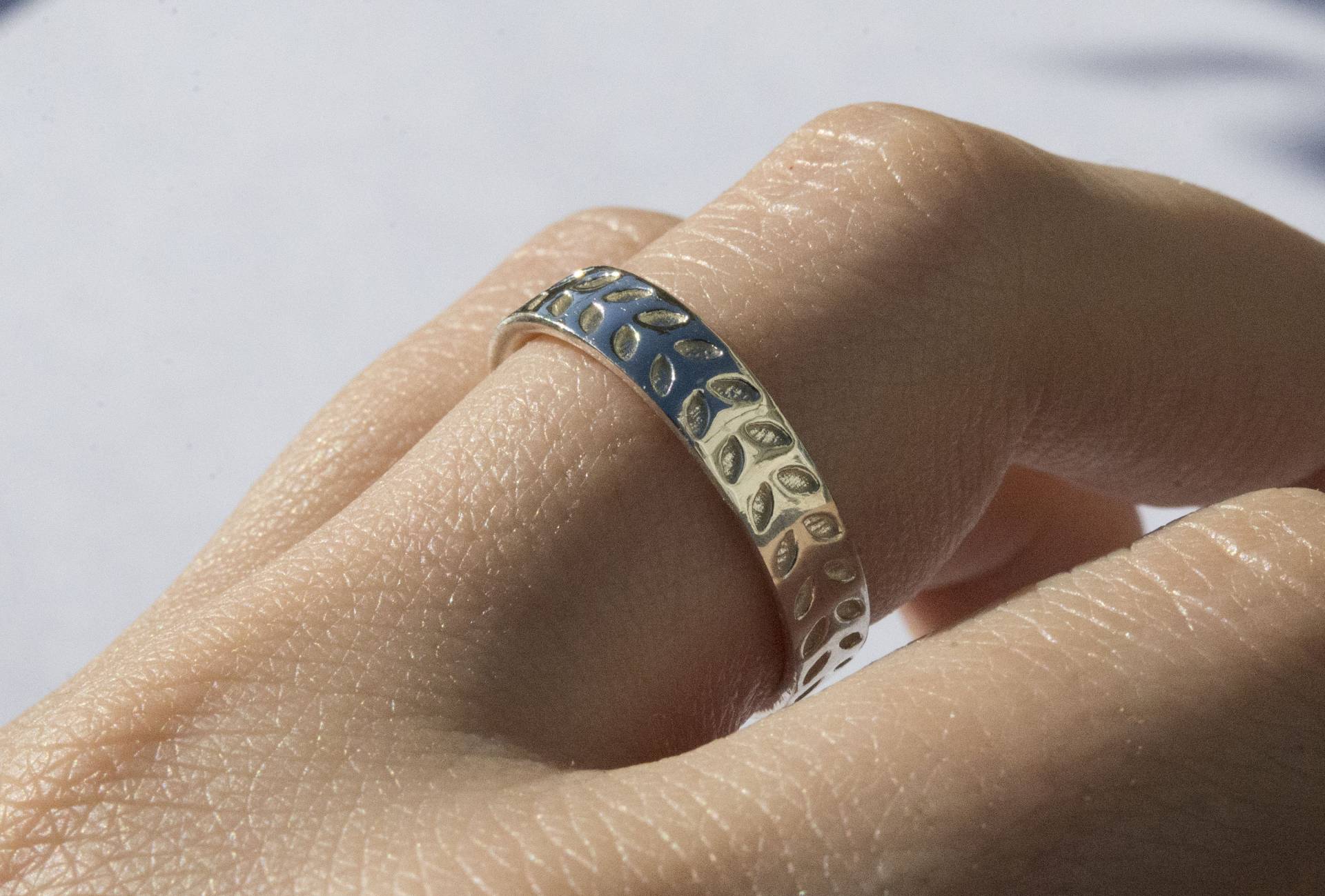 Silber Gemustertes Band, Blatt Gravierter Ring, Stapelbarer Sterlingsilberring, Individuell Floraler Ring von CerezoJewelry