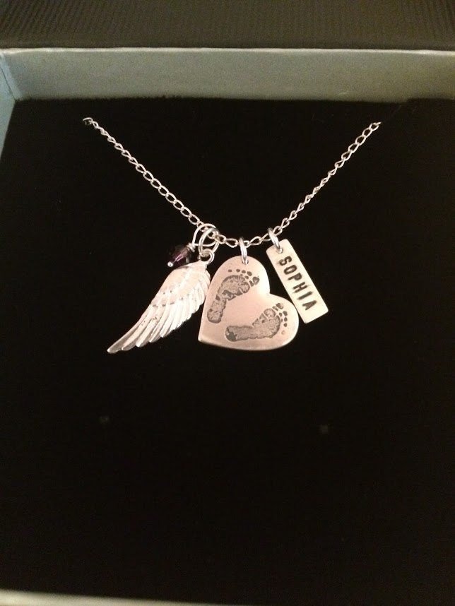 Benutzerdefinierte Baby Footprint Halskette W/Birthstone, Namensschild & Angel Wings | Sterling Silber von CervelliDesigns