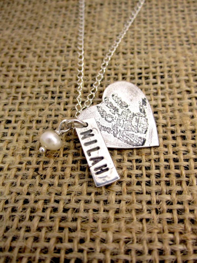 Benutzerdefinierte Baby Fußabdruck Oder Hand Print Collier, Sterlingsilber Mit Birthstone Und Namensschild von CervelliDesigns