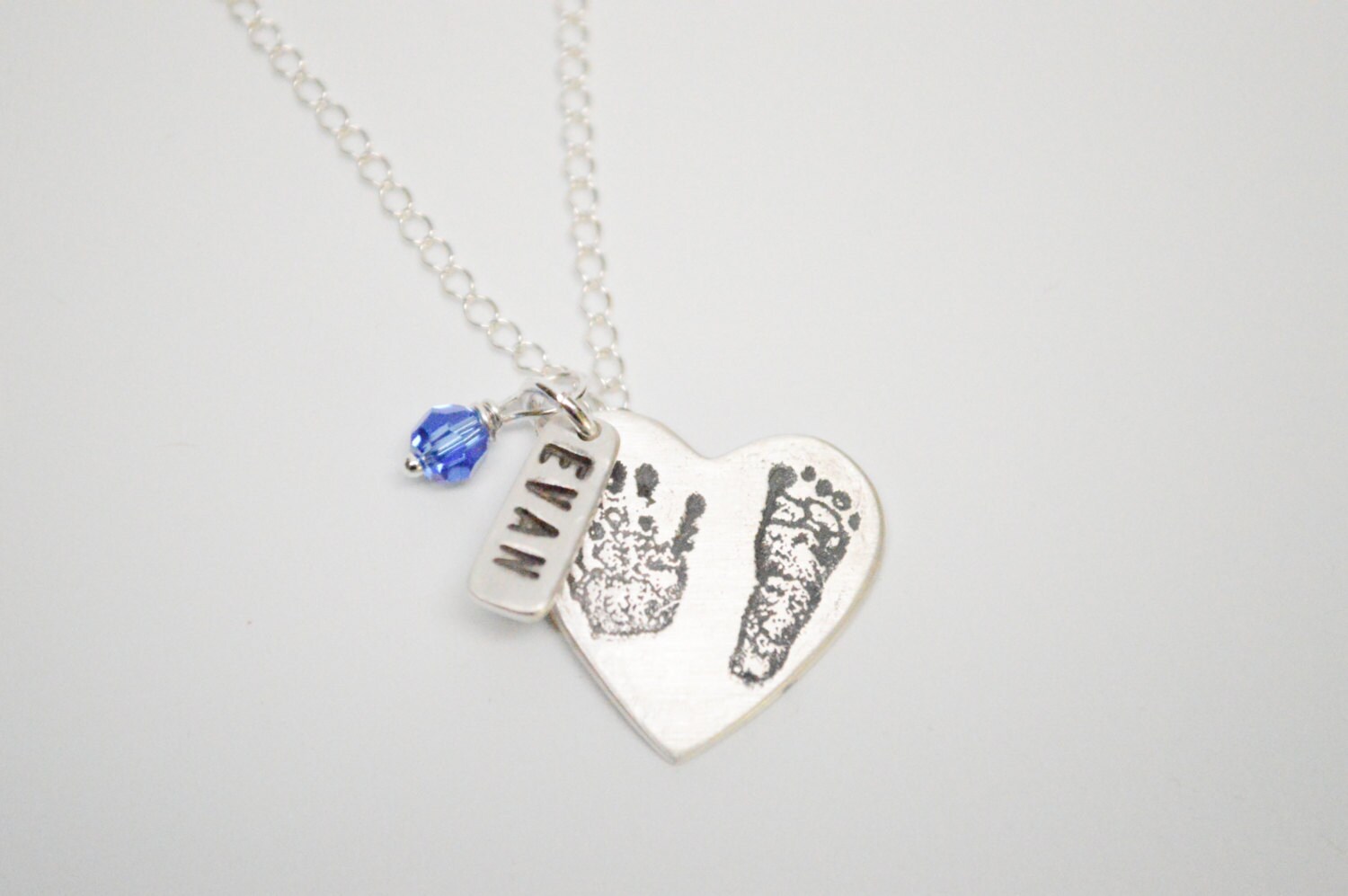 Individuelle Baby Fußabdruck & Hand Druck Halskette, Sterling Silber Mit Birthstone Und Namensschild Individuelle Baby Fußabdruck & Hand Druck Halskette, Sterling Silber Mit Birthstone Und Namensschild von CervelliDesigns