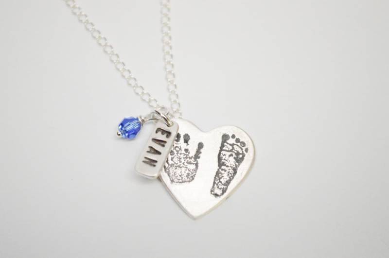 Individuelle Baby Fußabdruck & Hand Druck Halskette, Sterling Silber Mit Birthstone Und Namensschild von CervelliDesigns