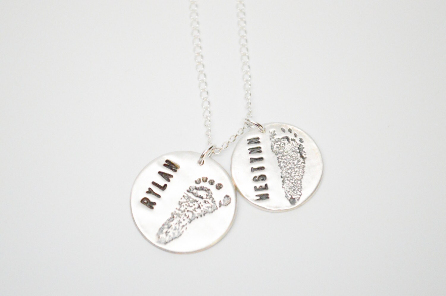 Zwei Benutzerdefinierte Baby Fußabdrücke Halskette, Sterling Silber von CervelliDesigns
