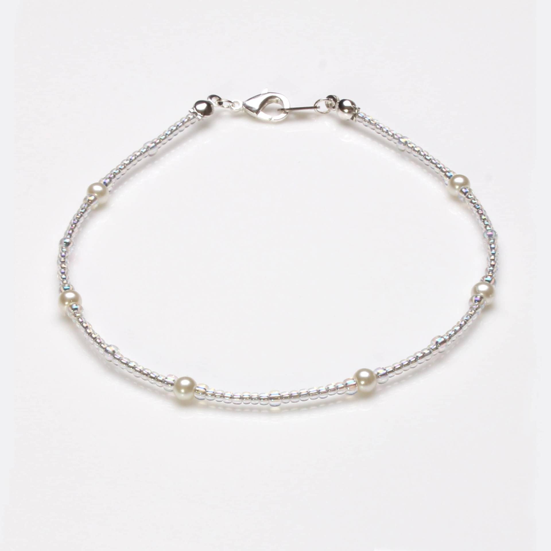 Armband Aus Weißen Glasperlen Und Klarem Saatperlen Armband Aus Weißen Glasperlen Und Klarem Saatperlen von CestBelleByMimi