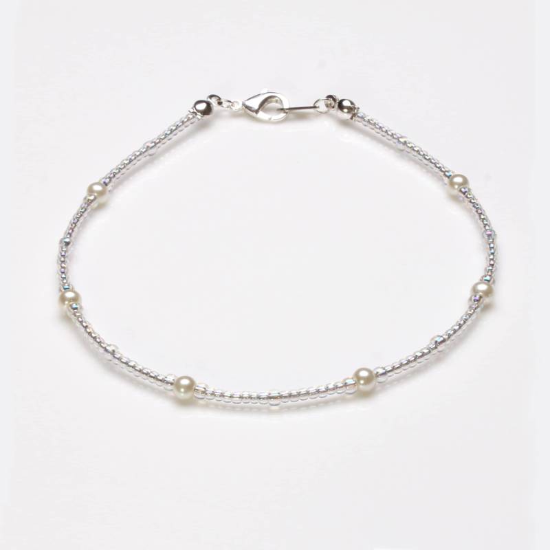 Armband Aus Weißen Glasperlen Und Klarem Saatperlen von CestBelleByMimi
