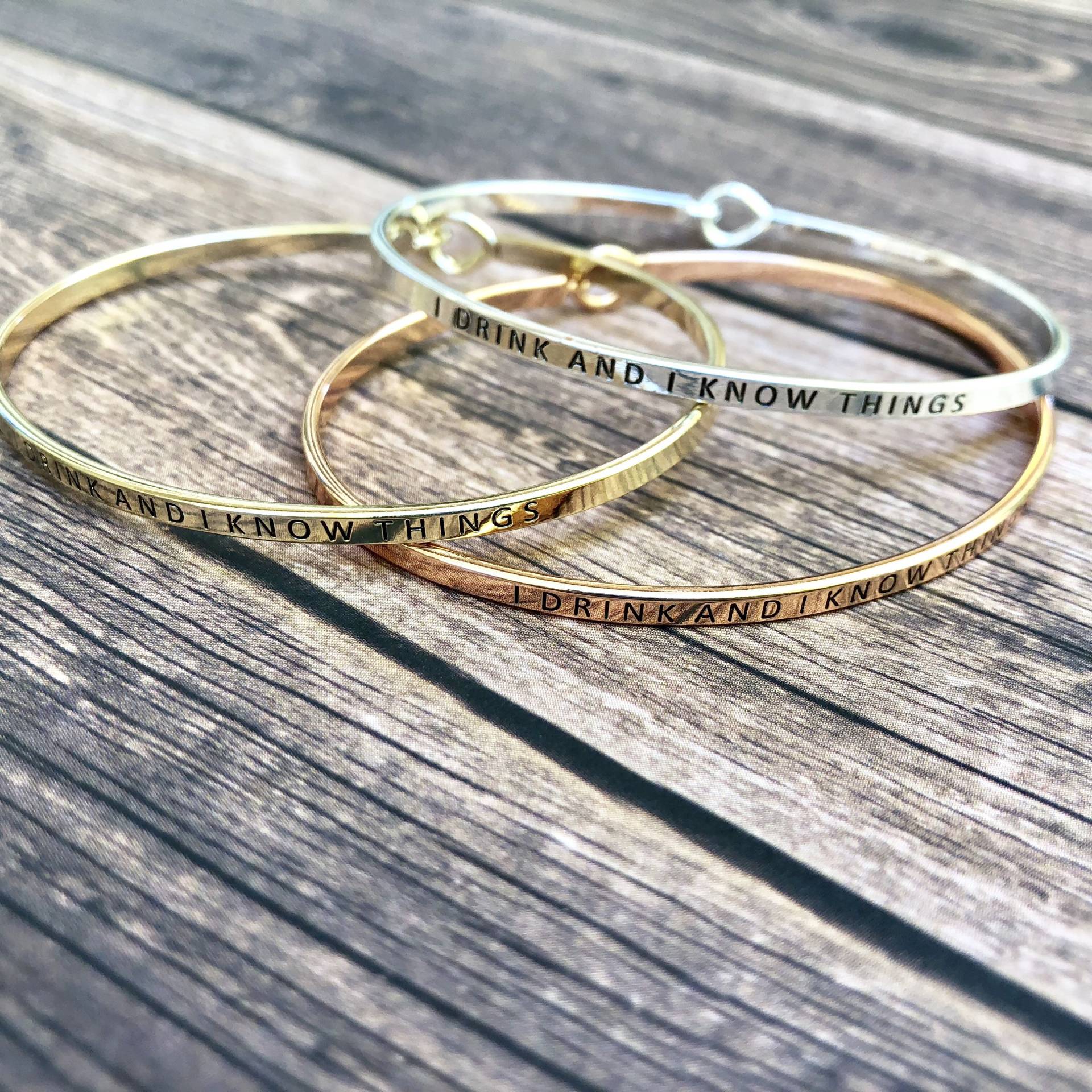 Armband - Ich Trinke Und Weiß Dinge ~ 3 Farben Gold | Rotgold Silber Tolles Geschenk von CestLaVieGiftsLLC