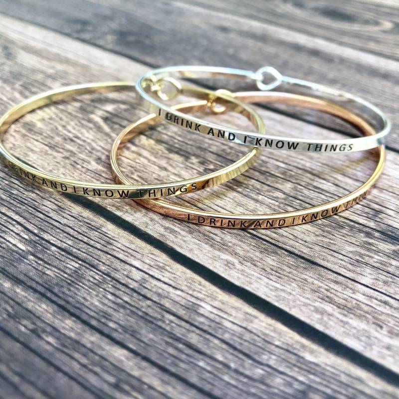 Armband - Ich Trinke Und Weiß Dinge ~ 3 Farben Gold | Rotgold Silber Tolles Geschenk von CestLaVieGiftsLLC