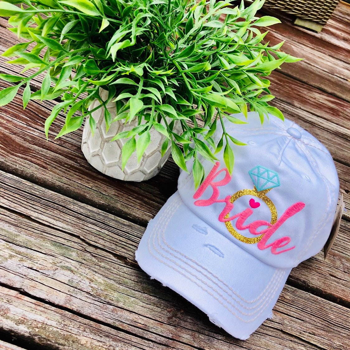 Braut Distressed Frauen Baseballmütze Oder Cap-Brautjungfern-Hochzeits-Geschenk von CestLaVieGiftsLLC