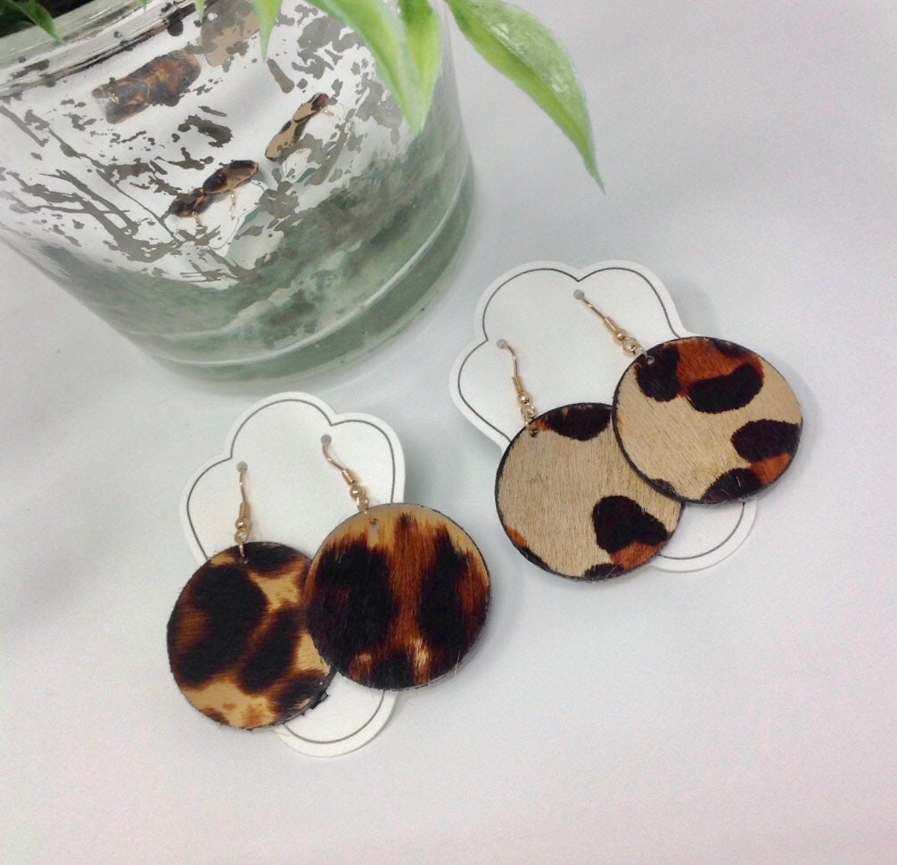 Leopard Print Kreis Ohrringe Kuhfell Tier Schmuck von CestLaVieGiftsLLC