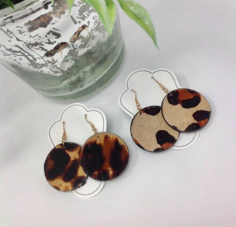 Leopard Print Kreis Ohrringe Kuhfell Tier Schmuck von CestLaVieGiftsLLC