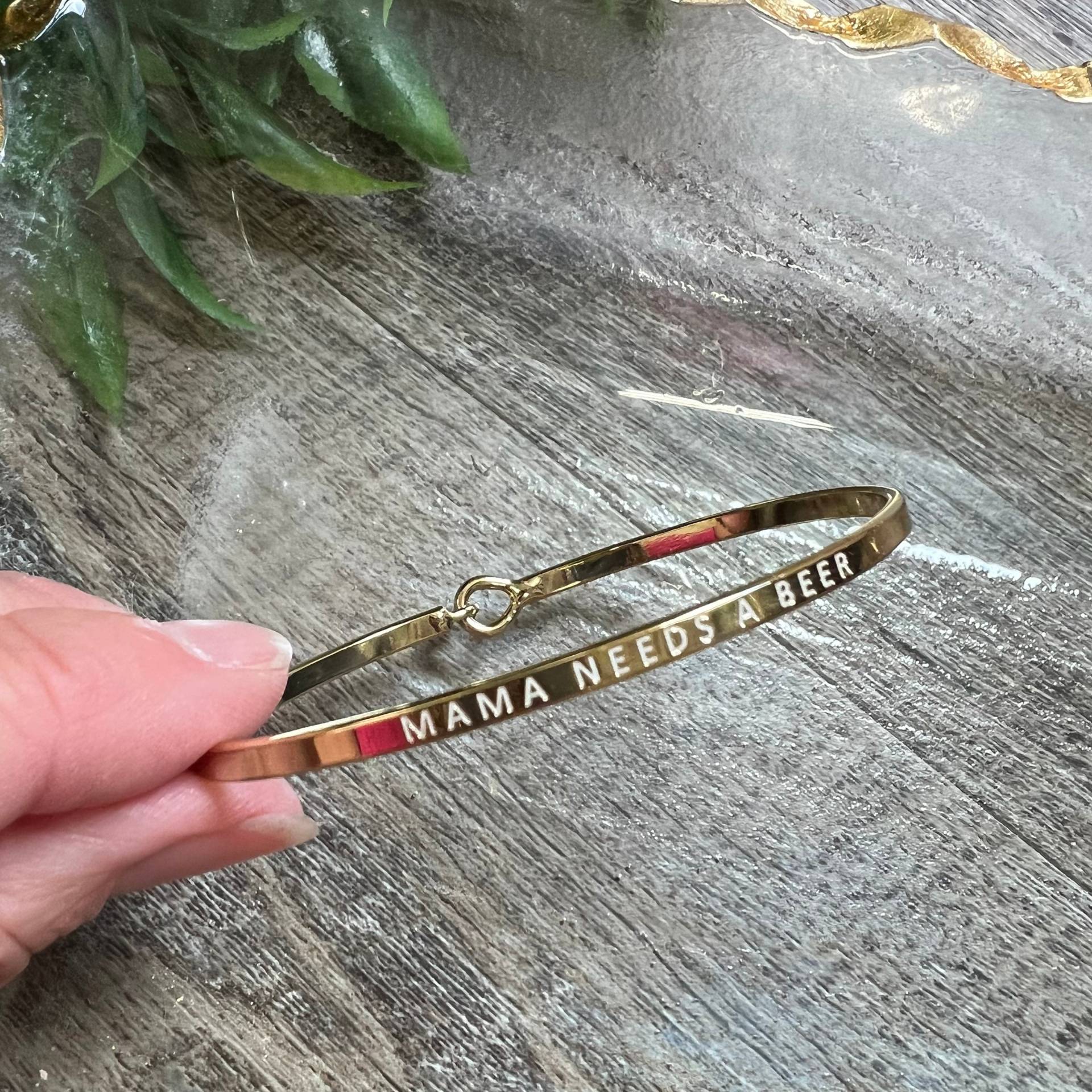 Mama Braucht Ein Bier Nachricht Armreif - 3 Farben Gold, Rose Silber von CestLaVieGiftsLLC