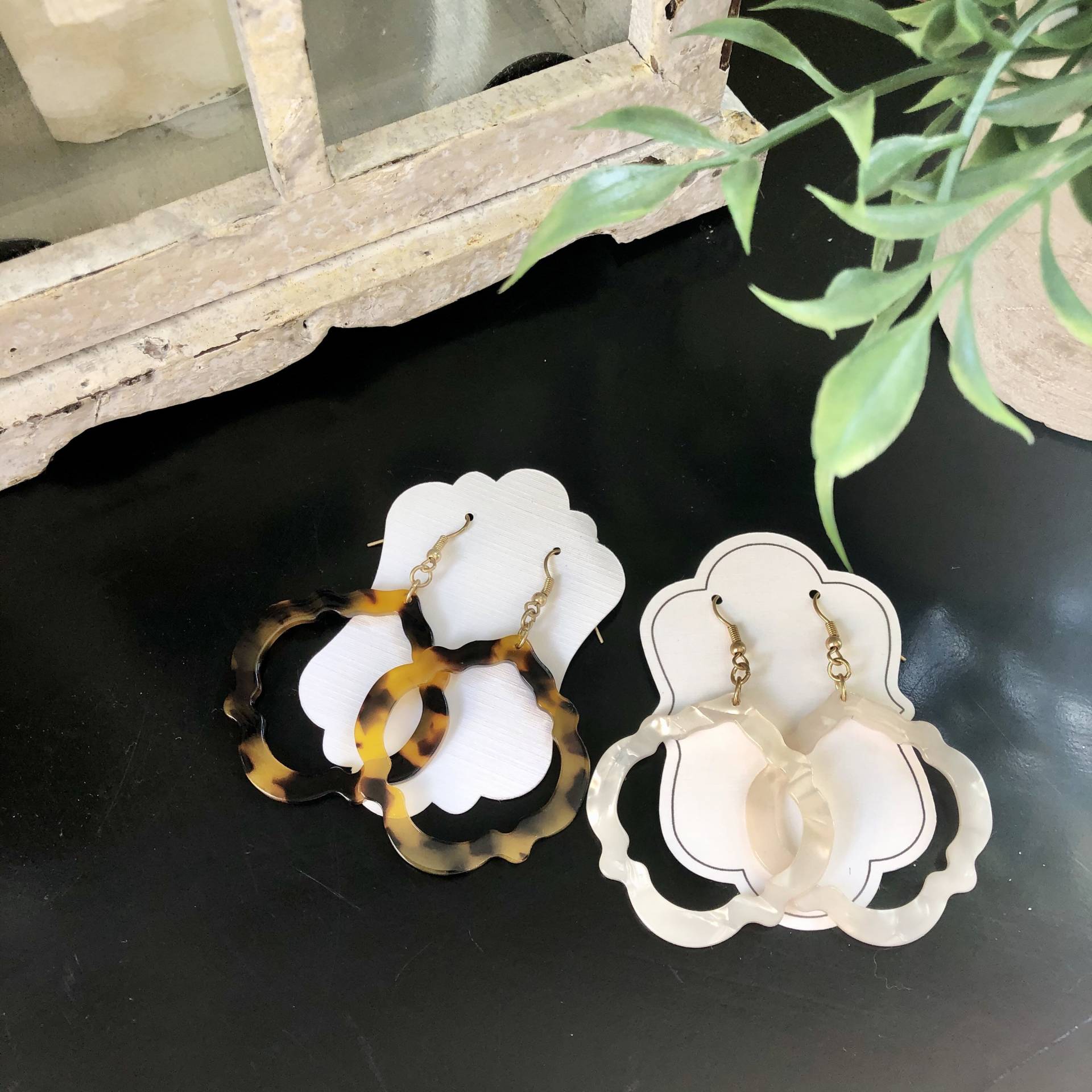 Quatrefoil Tortoise & Weiße Perle Ohrringe - Acryl Anhänger Geschenk von CestLaVieGiftsLLC