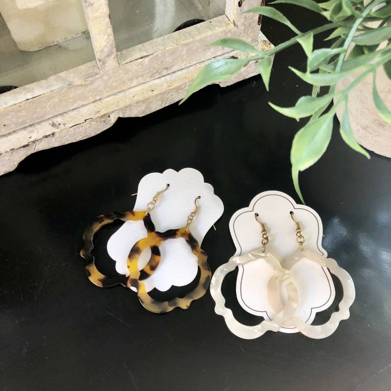 Quatrefoil Tortoise & Weiße Perle Ohrringe - Acryl Anhänger Geschenk von CestLaVieGiftsLLC