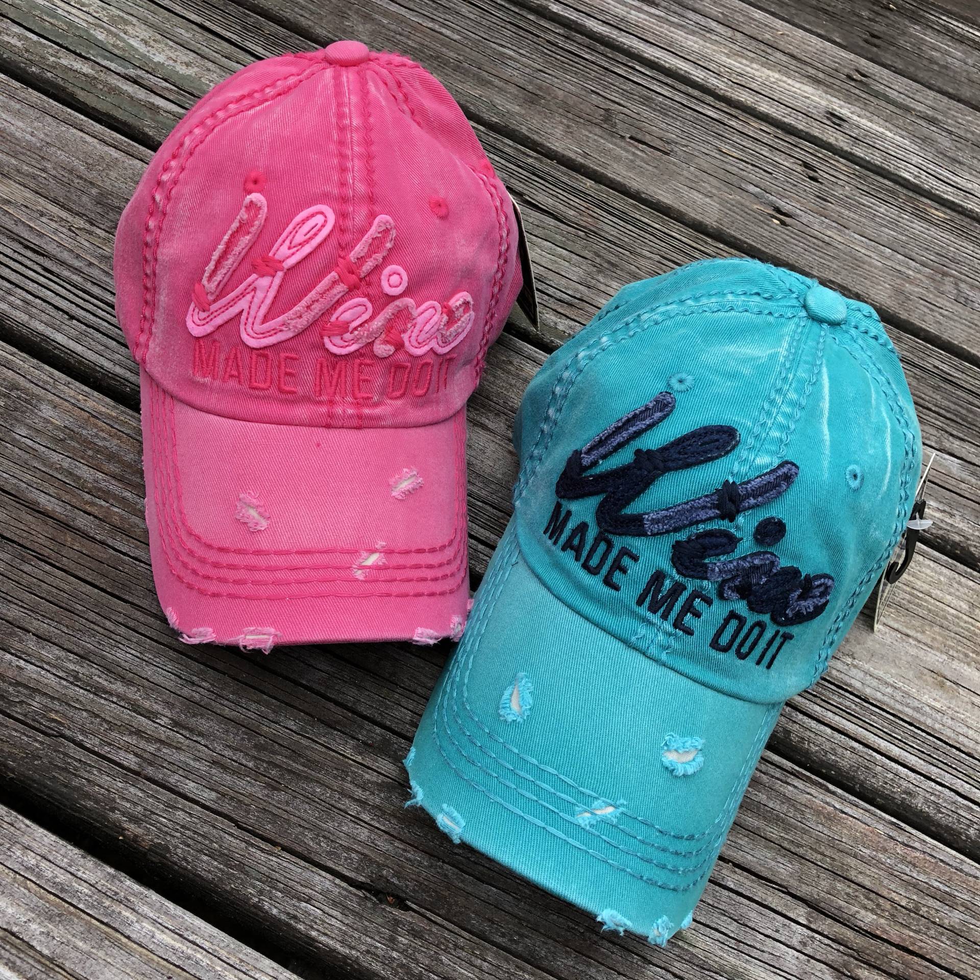 Wine Made Me Do It Hat Beunruhigte Frauen-Baseballkappe von CestLaVieGiftsLLC