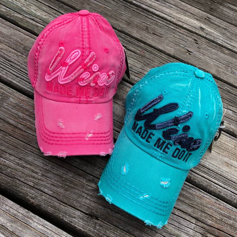 Wine Made Me Do It Hat Beunruhigte Frauen-Baseballkappe von CestLaVieGiftsLLC