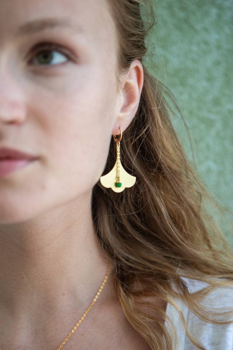 Boucles D'oreilles Ginkgo Gold Und Grün in Form Der Feuille Gingko Biloba Anhänger von Cestbonpourcquetas