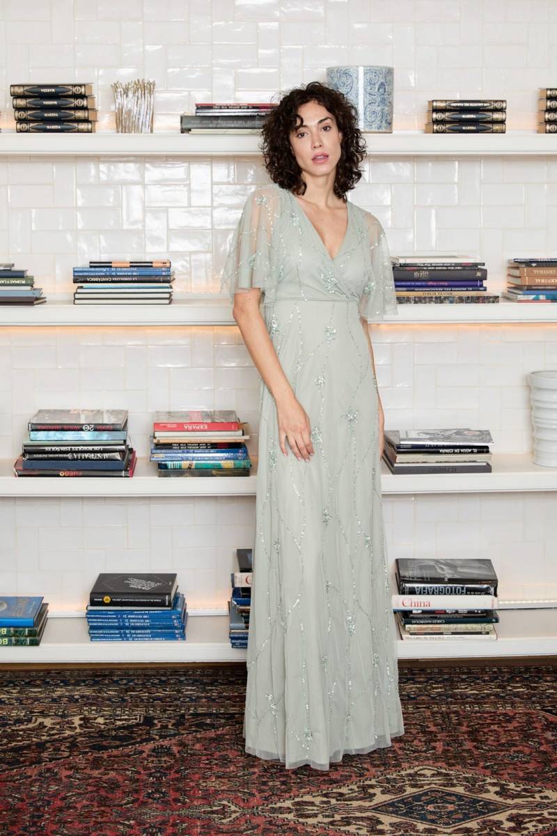 Besticktes Tüll Langes Kleid Hochzeitsgast Kleid Mit Cape Ärmel von CeylanBCN