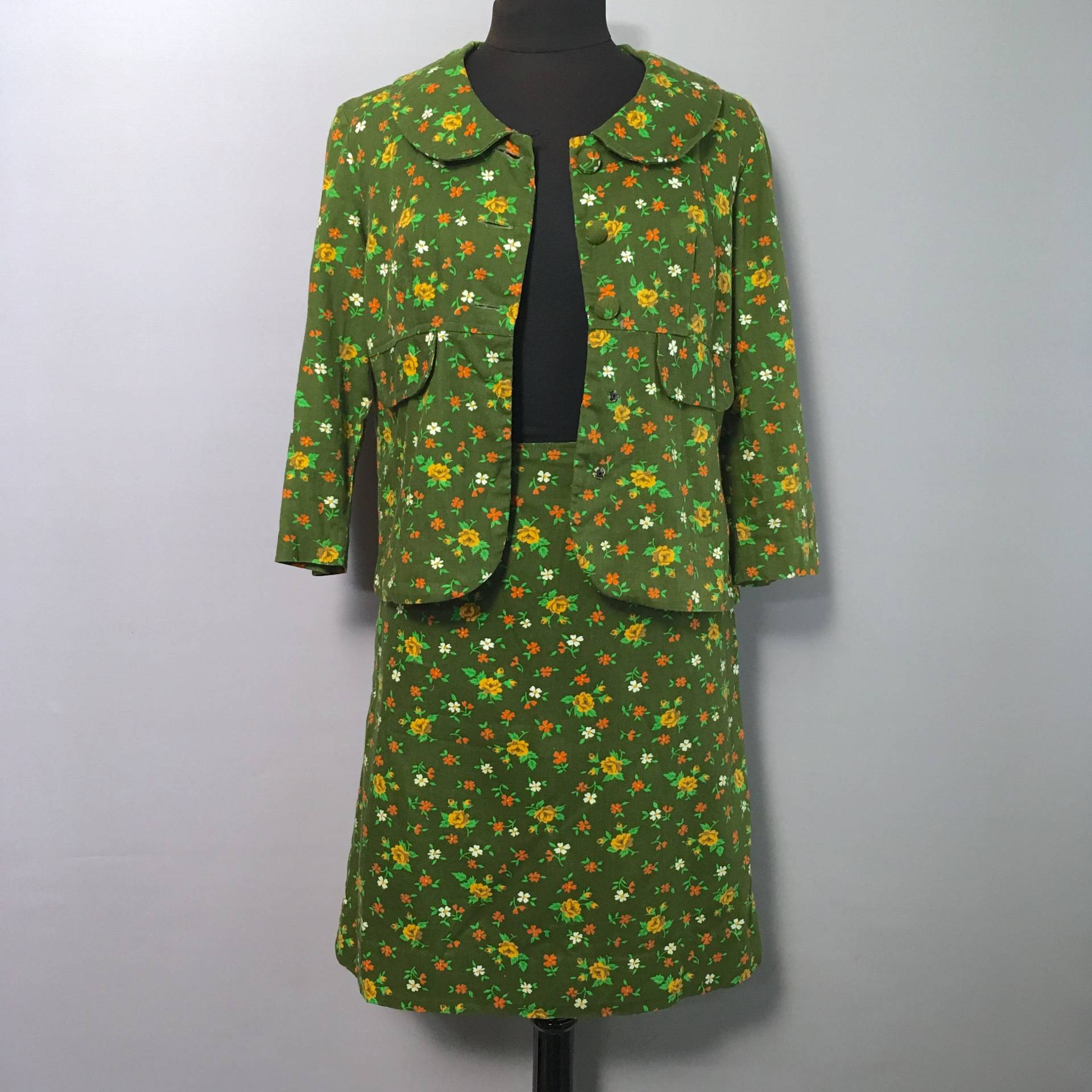 1950S Baumwolle 2 Stück Rock Und Jacke in Traumhaftem Grün Mit Ditsy Floral Print Gr. 10Uk 1950S Baumwolle 2 Stück Rock Und Jacke in Traumhaftem Grün Mit Ditsy Floral Print Gr. 10Uk von ChaChaChaStore