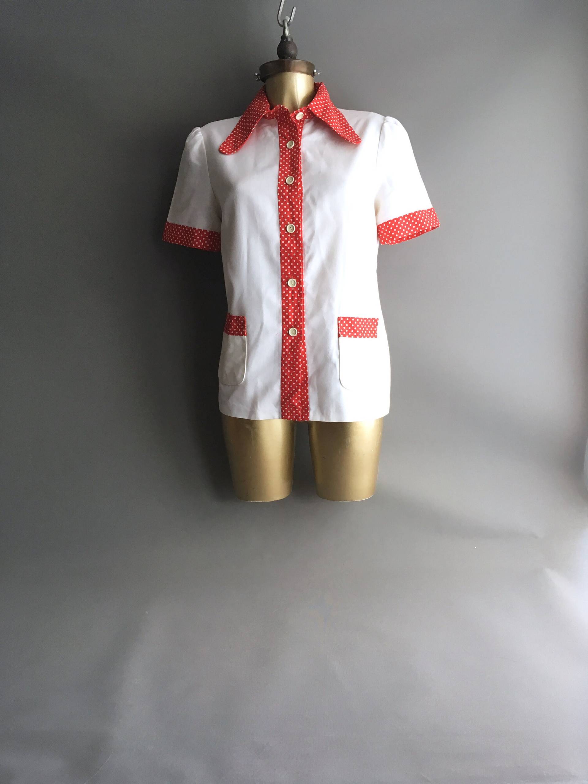 1970Er Jahre Weiße Jacke/ Top Mit Rotem Polka Dot Kragen Und Borte. 2 Taschen 1970Er Jahre Weiße Jacke/ Top Mit Rotem Polka Dot Kragen Und Borte. 2 Taschen von ChaChaChaStore