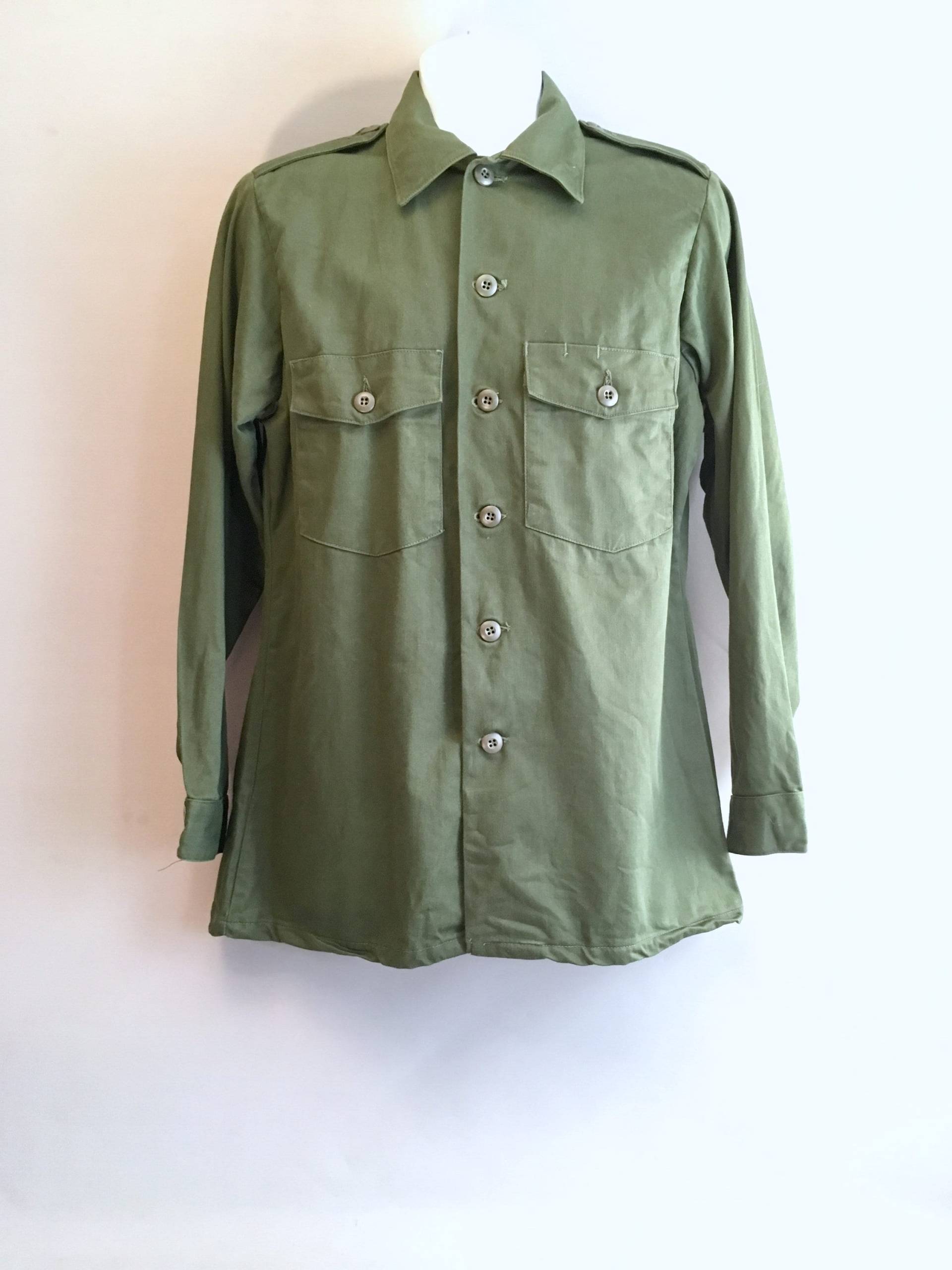 Vintage Aber Neuer Armee Überschuss Khaki Grün Chore/Arbeitskleidung Jacke 100% Baumwolle Größe M Vintage Aber Neuer Armee Überschuss Khaki Grün Chore/Arbeitskleidung Jacke 100% Baumwolle Größe M von ChaChaChaStore