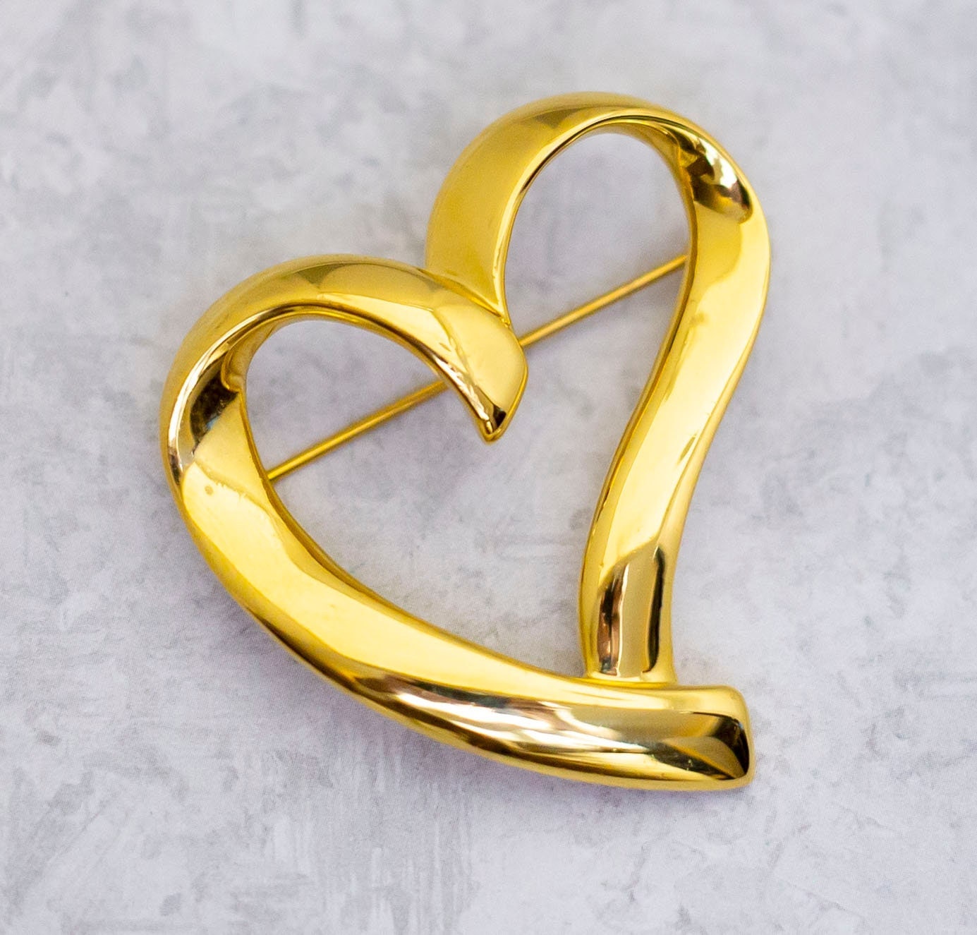 Vintage Curvy Heart Goldfarbene Brosche Von Trifari - Cl1 Vintage Curvy Heart Goldfarbene Brosche Von Trifari - Cl1 von ChaChaStyleVintage