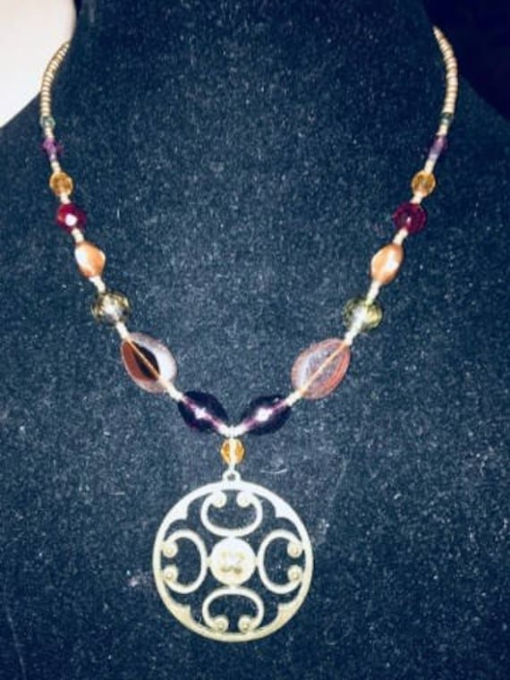 Bunte Perlenkette Mit Tropfen Anhänger Bunte Perlenkette Mit Tropfen Anhänger von ChaDavidVintage