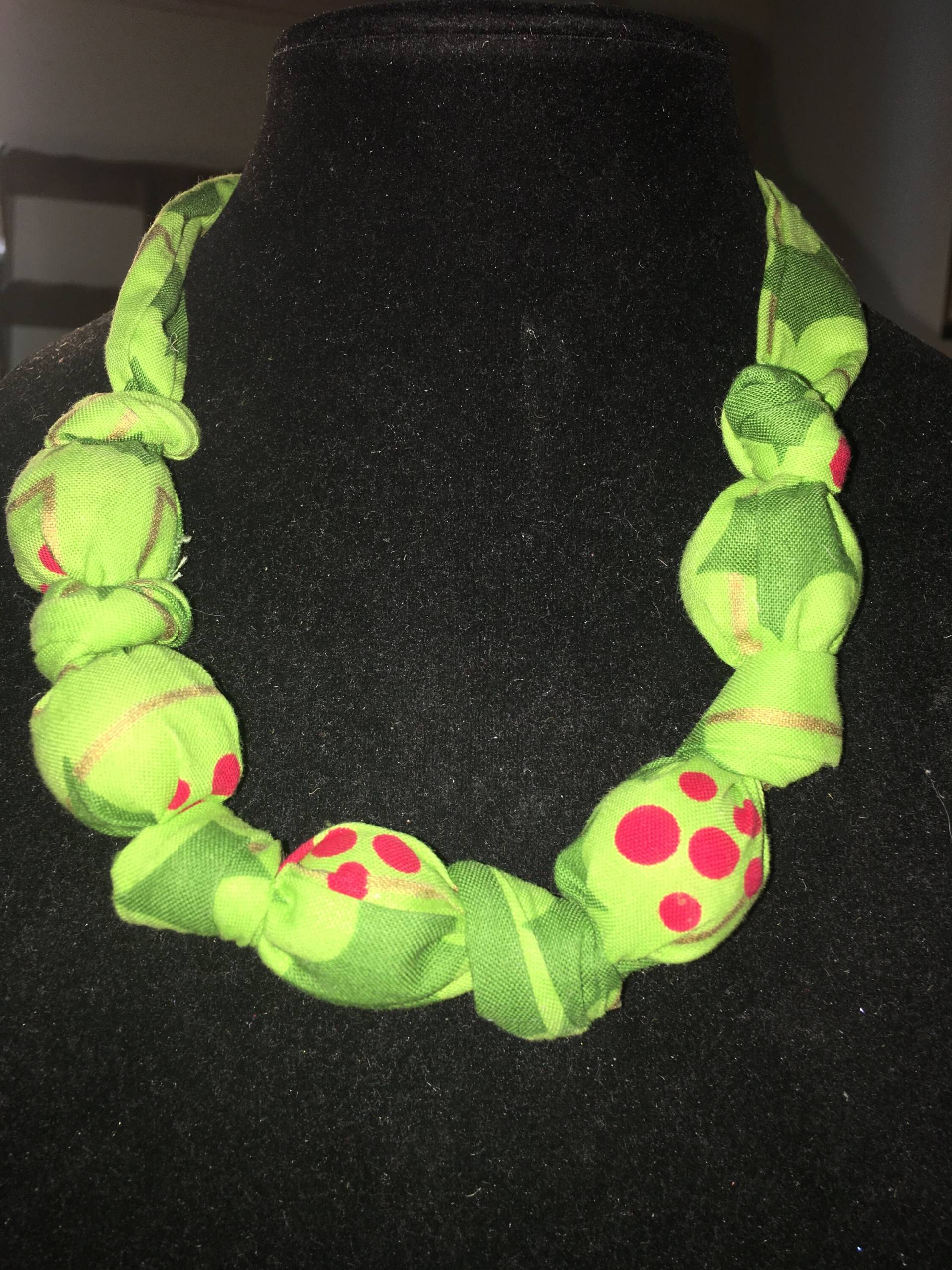 Handgemachte Grüne Perlen-Halskette Mit Materialverpackung von ChaDavidVintage