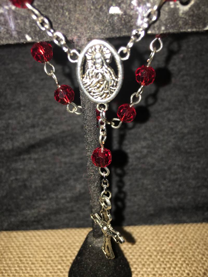 Taschen-Rosenkranz Rote Kristalle Mit Silberfarbenem Kruzifix Taschen-Rosenkranz Rote Kristalle Mit Silberfarbenem Kruzifix von ChaDavidVintage