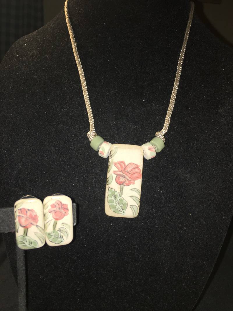 Vintage Blumen Porzellan Halskette Und Ohrringe Set Vintage Blumen Porzellan Halskette Und Ohrringe Set von ChaDavidVintage