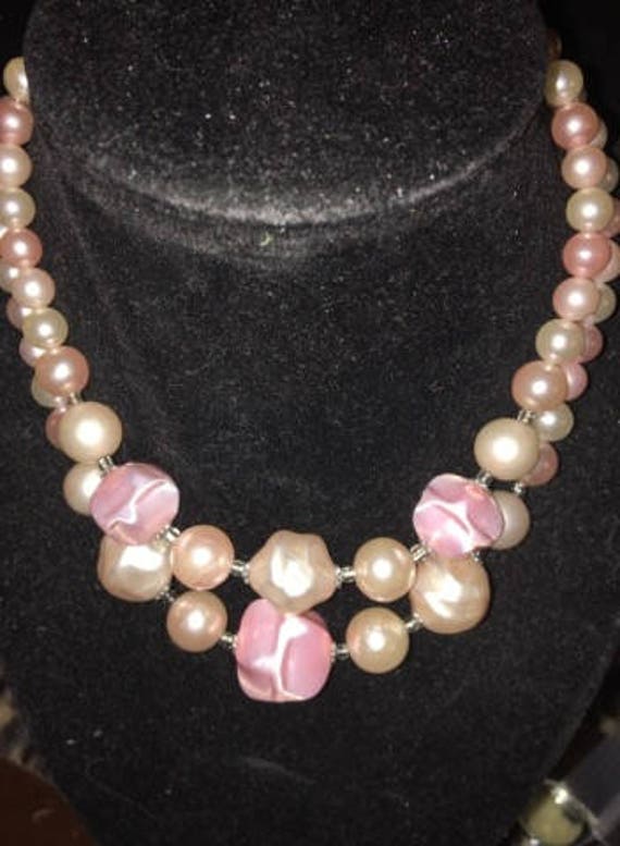Vintage Doppelstrang-Rosa-Perlen - Und Perlenkette, Aus Japan Signiert Vintage Doppelstrang-Rosa-Perlen - Und Perlenkette, Aus Japan Signiert von ChaDavidVintage