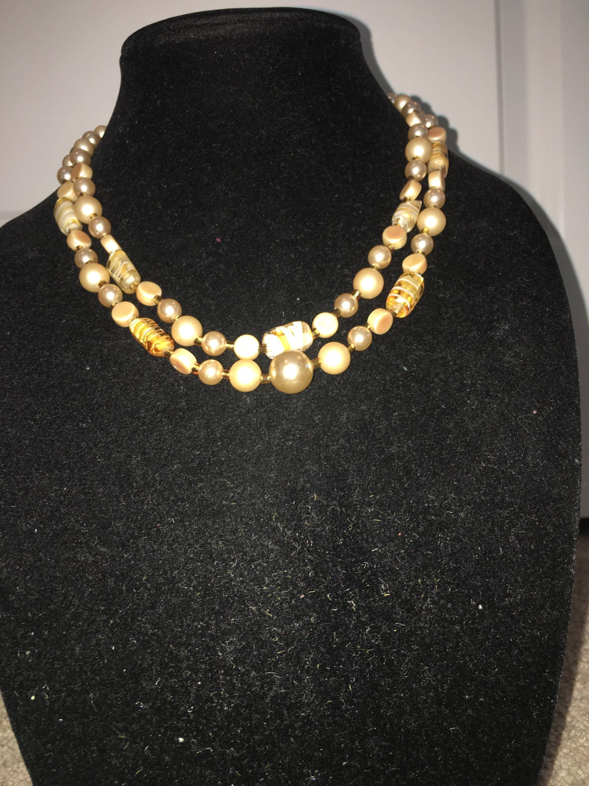 Vintage Doppelstrang Schattierungen Von Goldfarbene Cremefarbene Perlenkette von ChaDavidVintage