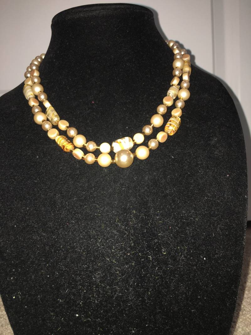 Vintage Doppelstrang Schattierungen Von Goldfarbene Cremefarbene Perlenkette von ChaDavidVintage