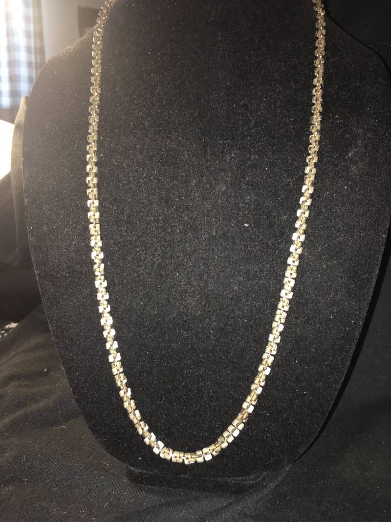 Vintage Einzigartige Silberfarbene Zackenkette ## Vintage Einzigartige Silberfarbene Zackenkette ## von ChaDavidVintage