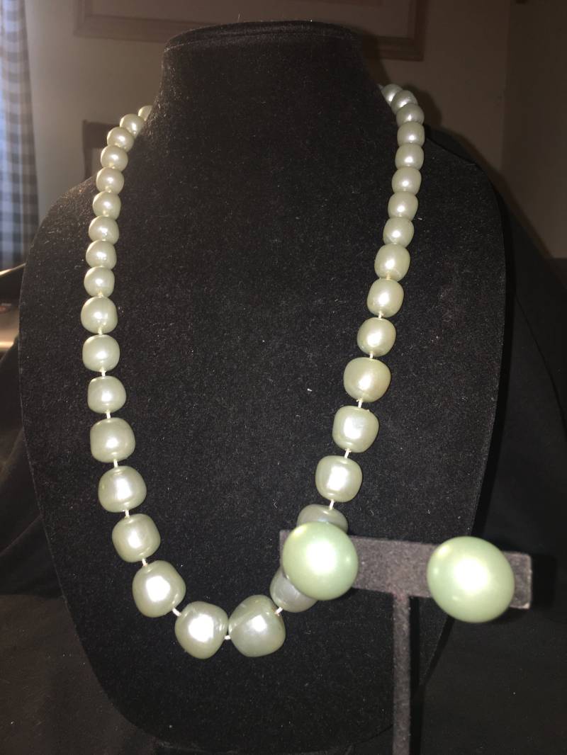 Vintage Faux Abgestufte Salbei/Graue Perlenkette Und Passende Ohrringe ## Vintage Faux Abgestufte Salbei/Graue Perlenkette Und Passende Ohrringe ## von ChaDavidVintage