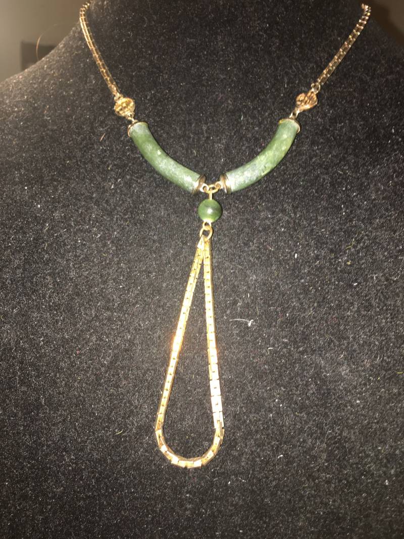 Vintage Gold Ton Jade Wie Drop Halskette Vintage Gold Ton Jade Wie Drop Halskette von ChaDavidVintage