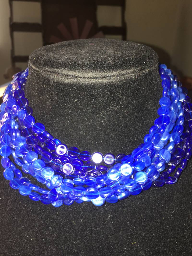 Vintage Multi Strand Blau Acryl Flache Perlen, Signiert Hong Kong Vintage Multi Strand Blau Acryl Flache Perlen, Signiert Hong Kong von ChaDavidVintage