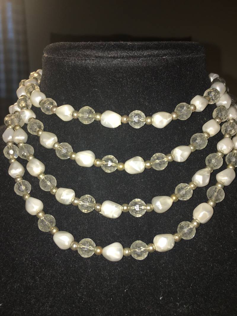 Vintage Multi Strand Weiße Kunstperlen Und Kristalle Silber Ton Akzente Halskette von ChaDavidVintage