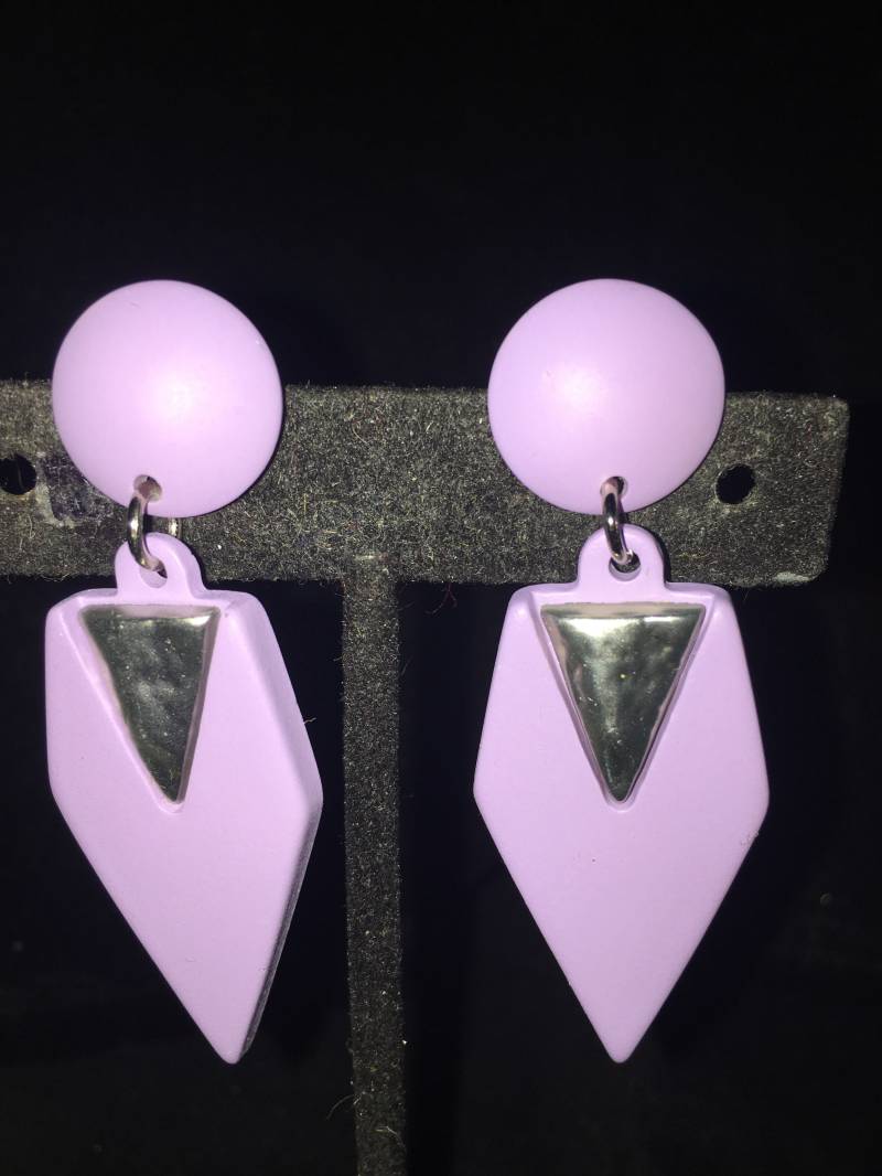 Vintage Nos Acryl Hell Lila Ohrhänger von ChaDavidVintage