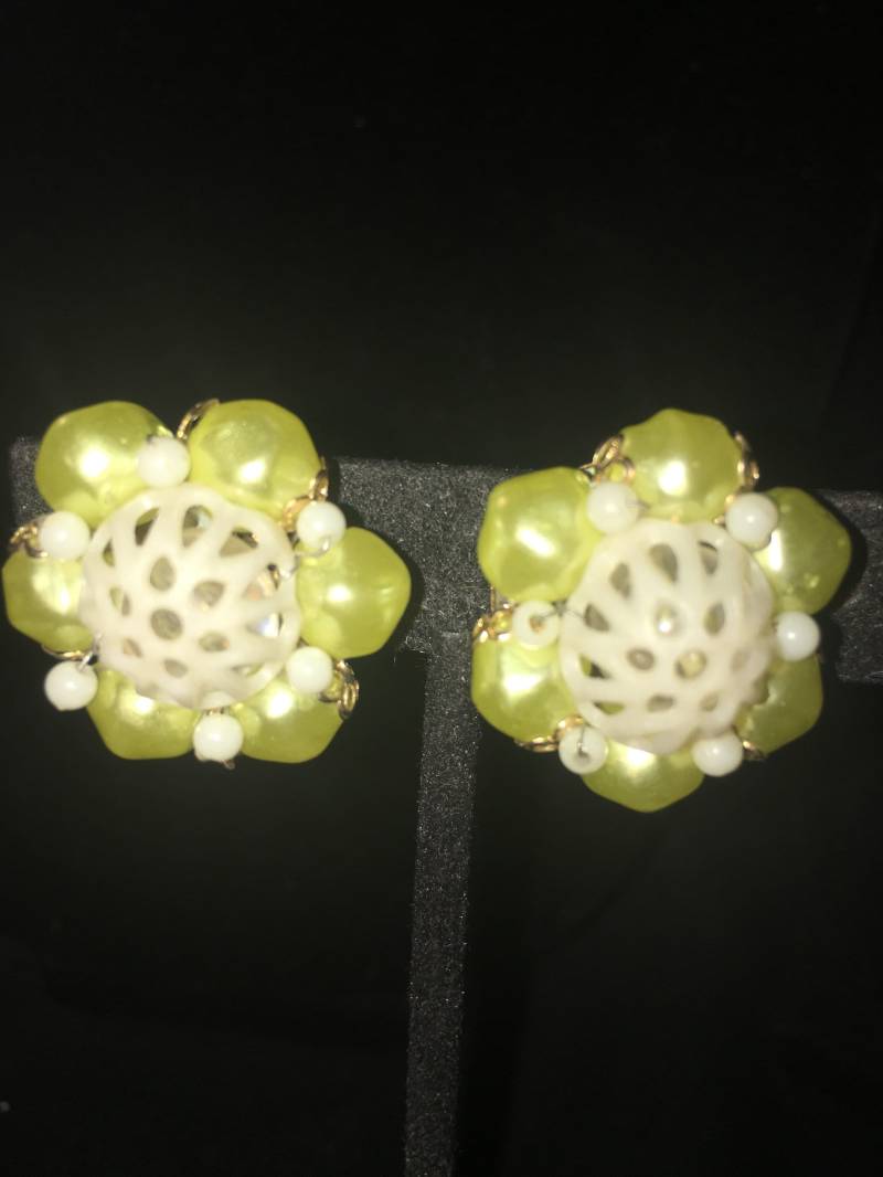 Vintage Pastell Gelb Mit Weißer Mitte Perlen Cluster Ohrclips Vintage Pastell Gelb Mit Weißer Mitte Perlen Cluster Ohrclips von ChaDavidVintage